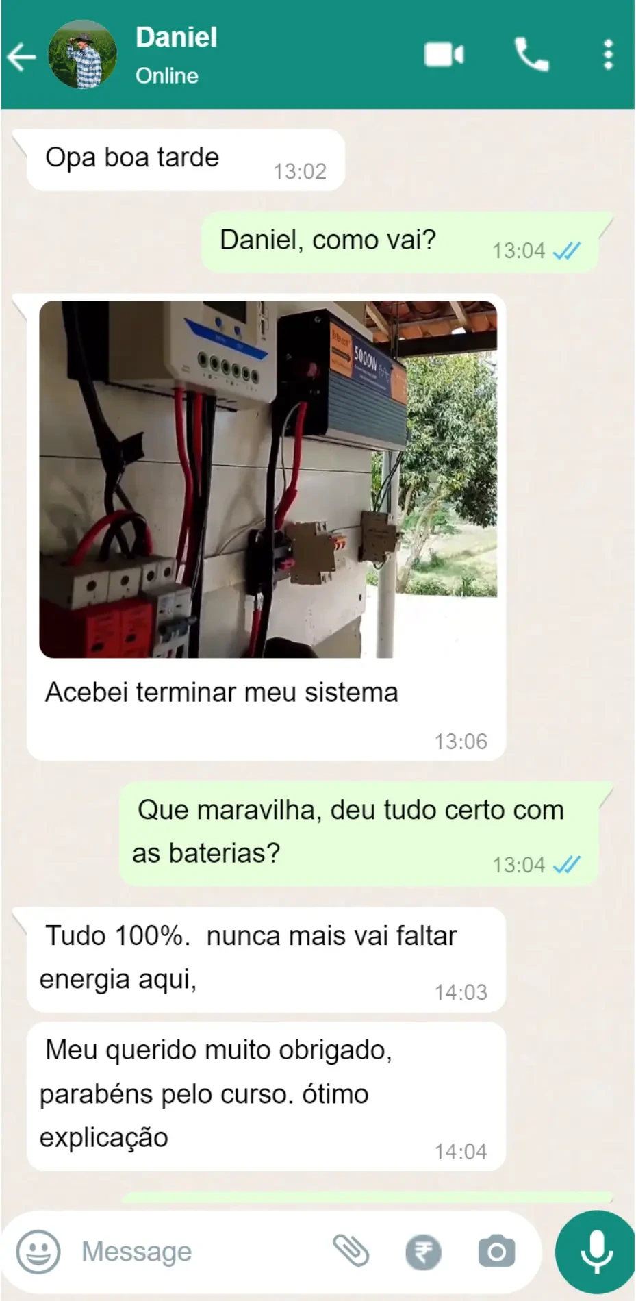 Depoimento de aluno 3 mostrando seu sistema de energia solar off grid instalado